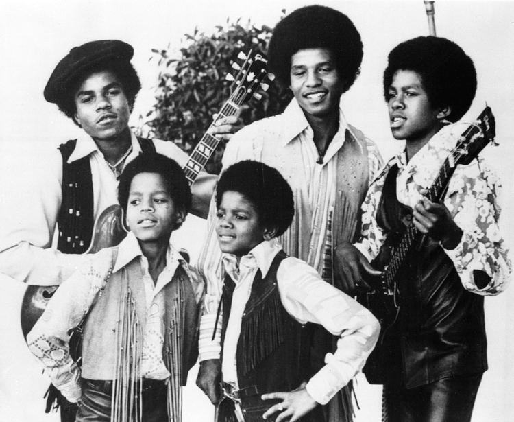 Udateret foto af Jackson 5: Michael Jackson forrest til højre,  Marlon Jackson til venstre, Tito Jackson, bagest til venstre ved siden af Jackie Jackson og Jermaine. 