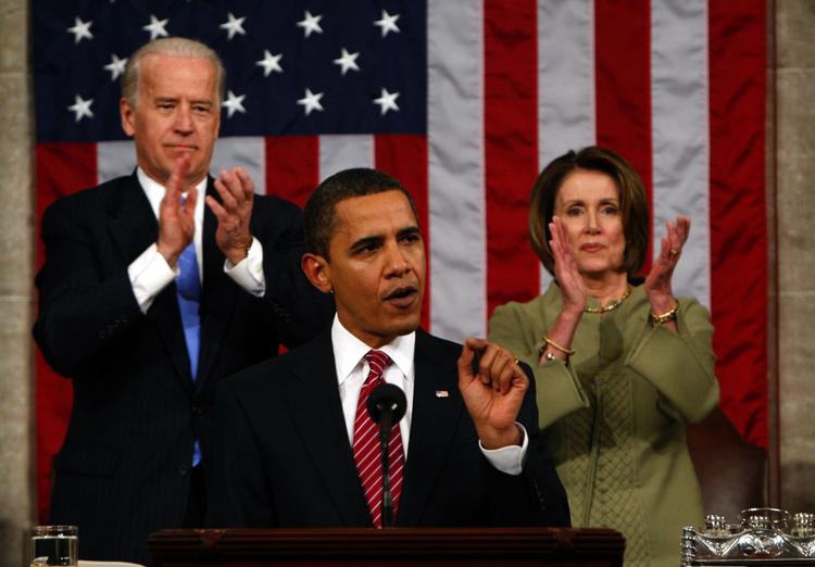 Nancy Pelosi (th) under en af Obamas taler sammen med Joe Biden (tv). Pelosi vurderer, at Obama vil deltage i klimatopmødet i København i slutningen af året. 