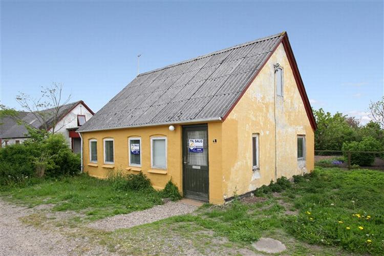 Dette hus i Bøvlingbjerg syd for Lemvig er det tredje billigste hus i Danmark lige nu. Det koster bare 130.000 kroner. Foto: EDC Mæglerne. 