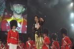 Michael Jackson, da han for 11 år siden, gav koncert i Parken. Det var Jacksons 39 års fødselsdag, så Tivoligarden trak op med musik og lagkage. 