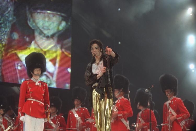 Michael Jackson, da han for 11 år siden, gav koncert i Parken. Det var Jacksons 39 års fødselsdag, så Tivoligarden trak op med musik og lagkage. 