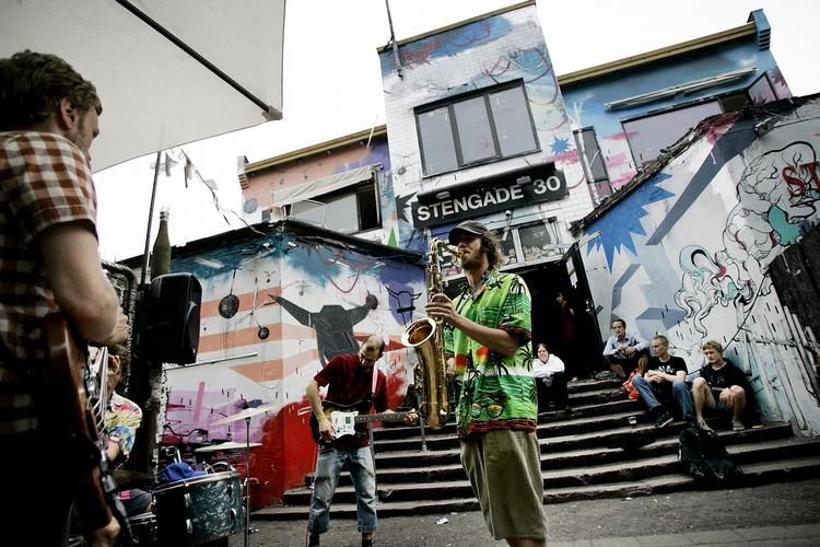 Stengade 30 lukkede med en fire dages minifestival efter at have fået trukket sin status som regionalt spillested i slutningen af juni. Nu arbejder en ny forening for at genetablere musikken i Stengade-bygningen. 