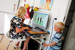 Skærmen på 6-årige Mathildes værelse fungerer også som tv. Både hun og lillebror Frederik på 3 år har lært, at der skal slukkes for det hele, når man ikke bruger det. Foto: Rasmus Baaner. 