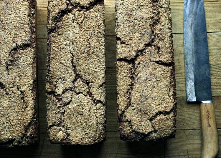 Uffe Elbæk flækkede en tand på en sten i et rugbrød fra Meyers Deli. Forretningen lovede i oktober at sende sagen til Codan, men ifølge Men ifølge forretningens forsikringsselskabet, blev skaden først anmeldt syv måneder senere. Arkivfoto. 