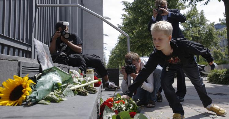 På trappen foran den amerikanske ambassade er danske fans begyndt at lægge blomster for deres idol. 