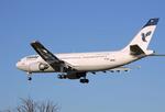 Et iransk Airbus-fly var tæt på at kollidere med et lille propelfly i Københavns Lufthavn. 