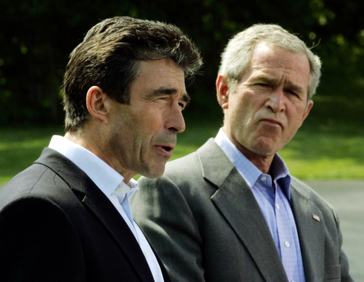 Anders Fogh Rasmussen havde en gave med til George W. Bush, da han besøgte den nu forhenværende præsident på ranchen i Texas. 