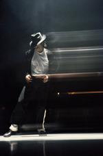 Michael Jackson i færd med moonwalken. 