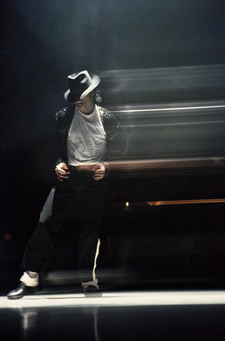 Michael Jackson i færd med moonwalken. 