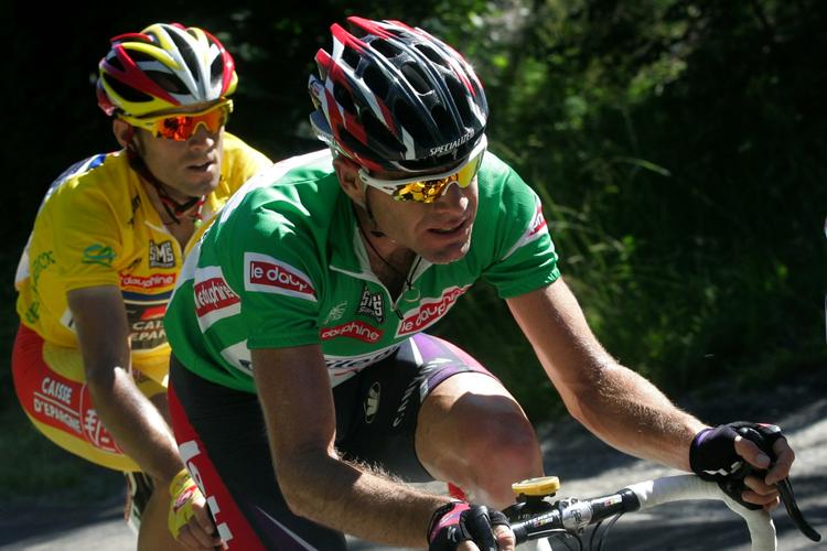 Cadel Evans (i grønt) har skiftet det meste af sit hold u i jagten på Tour de France-succes. Arkivfoto. 