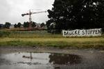 Byggekranerne - og et protestbanner - ved Dresden, hvor den smukke Elben-dal nu skal skæres over af en motorvejsbro. 