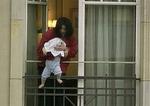 Michael Jackson holder sønnen Prince Michael II ud over balkonen op hotel Adlon i Berlin i 2002. Arkivfoto. 