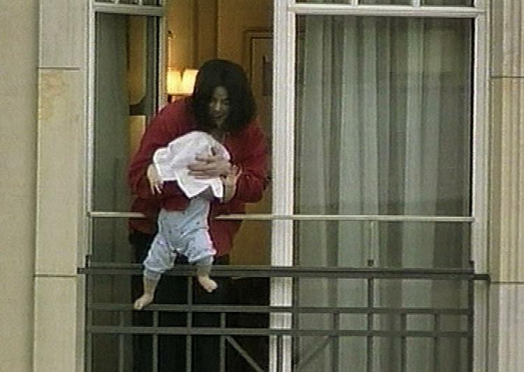 Michael Jackson holder sønnen Prince Michael II ud over balkonen op hotel Adlon i Berlin i 2002. Arkivfoto. 