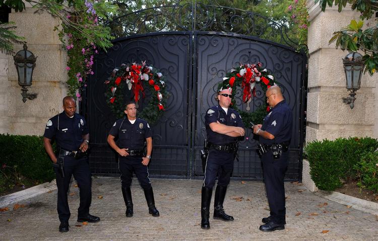 Los Angeles' politi bevogter indkørselen til Michael Jacksons lejede hjem i Holmby Hills. 