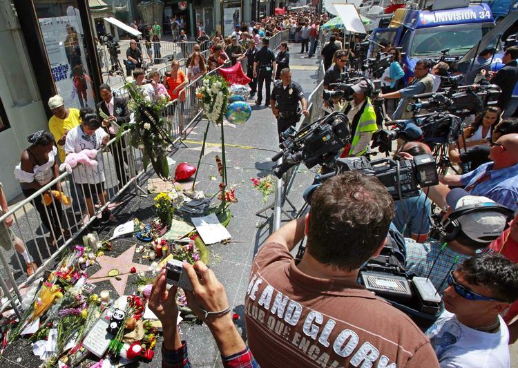 Sørgende fans har indtaget Hollywoods Walk of Fame for at mindes Michael Jackson. 