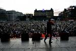 Politiet anslår, at op i mod 8000 mennesker er samlet til hyldestkoncert for Michael Jackson på Rådhuspladsen. 