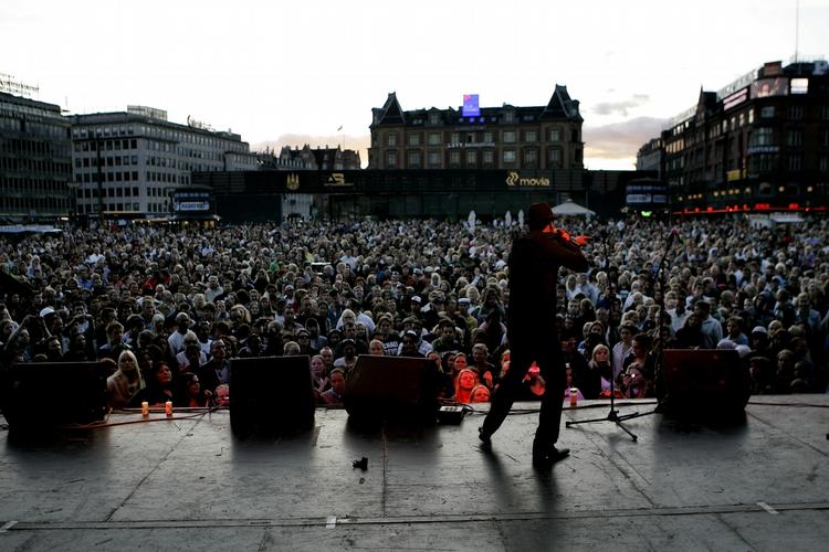 Politiet anslår, at op i mod 8000 mennesker er samlet til hyldestkoncert for Michael Jackson på Rådhuspladsen. 