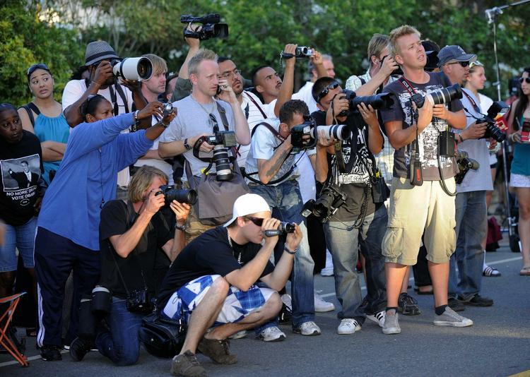 Fotografer har taget opstilling foran Jackson-familiens hjem. 