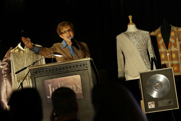 Michael Jackson levede et liv i luksus. Nu kan hans ejendele indbringe formuer til heldige samlere. Auktionens største sællert blev en Swarovski-krystalbesatte skjorte, som gik for 277.000 kroner. 