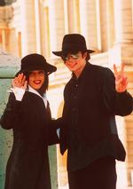 Lisa Marie Presley og Michael Jackson da alt var fryd og gammen. Her besøger de kendtes kongelige kongeslottet Versailles nær Paris et halv år efter brylluppet i 1994. 