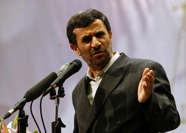 Mahmoud Ahmadinejad på talerstolen i dag i Teheran: »Hvorfor blander Obama sig i vores forhold« 