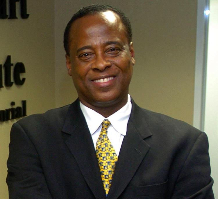 Dr. Conrad Murray var betalt af den engelske koncertpromotor til at tage sig af Michael Jacksons helbred. Det var et ufravigeligt krav fra stjernens side. 
