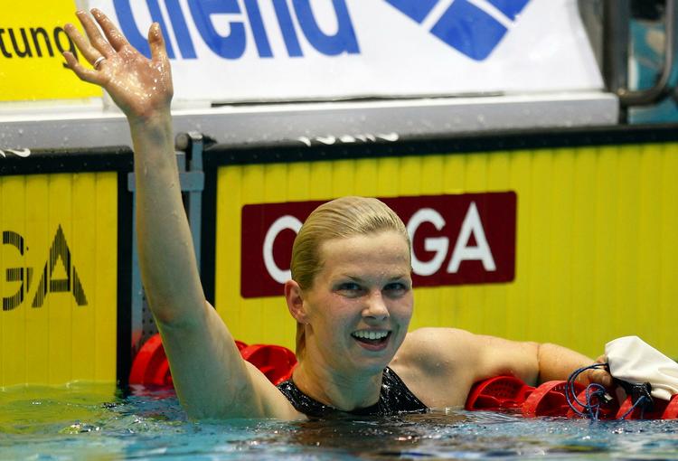 Britta Steffen jubler over sin seneste verdensrekord, som var en forbedring af hendes egen tid. 