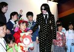 Michael Jackson har altid været glad for børn, og det har ført til hårde anklager om pædofili. Nu gentages mistanken i mange jokes. 