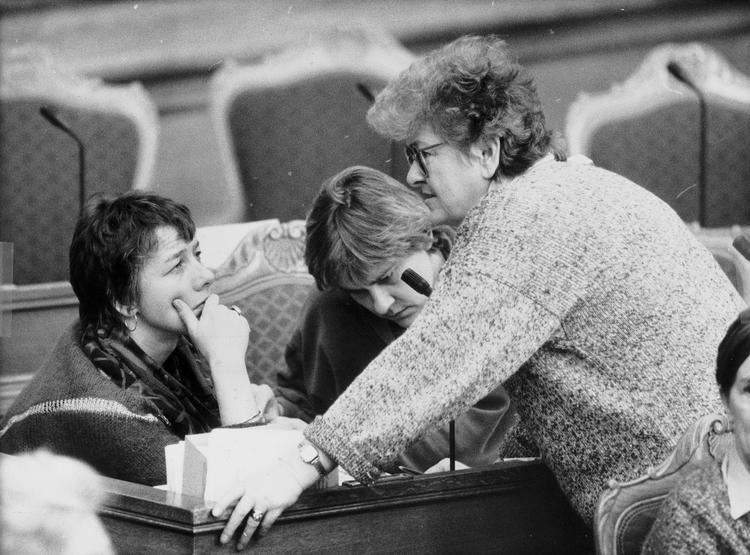 PET fulgte interesseret med i venstrefløjens arbejde i 1980'erne. På billedet her fra 1987 er det fra venstre Margrethe Auken, Anne Grethe Holmsgaard og Lilly Gyldenkilde, alle fra SF. 