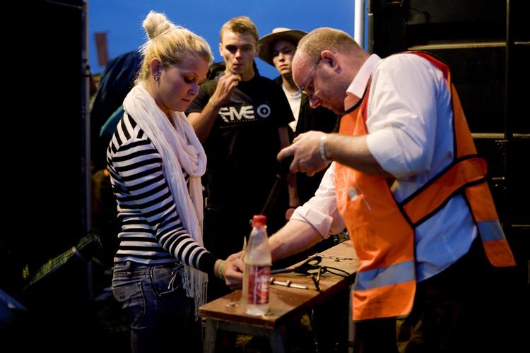 De første gæster fik armbånd på fredag i Tivoli og i går på Dyrskuepladsen. 