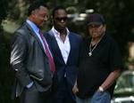 Michael Jacksons far Joseph Jackson (til højre) i selskab med Jesse Jackson og Yusef Dubois Jackson, der er venner af familien. 
