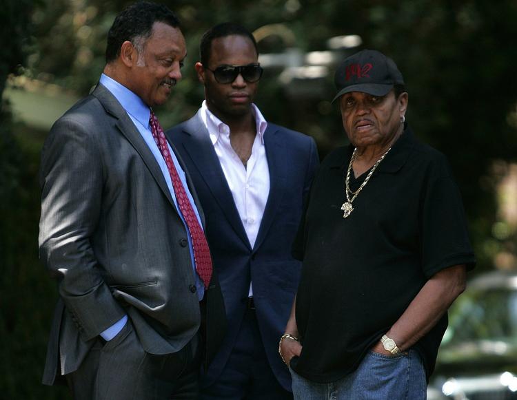 Michael Jacksons far Joseph Jackson (til højre) i selskab med Jesse Jackson og Yusef Dubois Jackson, der er venner af familien. 