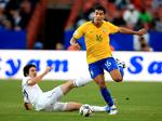 Da USA og Brasilien mødtes i gruppespillet, vandt sydamerikanerne 3-0. Her er det André Santos, der dribler forbi amerikanernes Sacha Kljestan. Arkivfoto: Adam Davy/AP