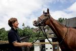 Hanne Bechmann med sit derbyhåb Escargot på Enghavelyst i Klampenborg. Hesten var tidligere meget stresset, men er nu faldet til ro. Foto: Finn Frandsen 