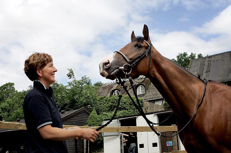 Hanne Bechmann med sit derbyhåb Escargot på Enghavelyst i Klampenborg. Hesten var tidligere meget stresset, men er nu faldet til ro. Foto: Finn Frandsen 