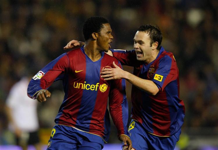 Barcelonas Samuel Eto'o er en ombejlet herre og kan blive verdens dyreste spiller, hvis han takker ja til tilbud fra engelske Manchester City. 