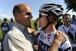 Holdejer Bjarne Riis var et stort smil, da han lykønskede Matti Breschel med DM-guldet. 