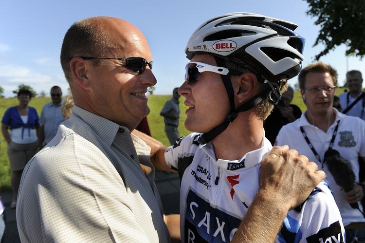 Holdejer Bjarne Riis var et stort smil, da han lykønskede Matti Breschel med DM-guldet. 