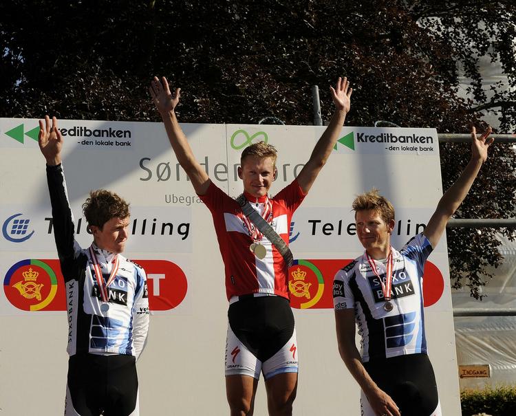 Chris Anker Sørensen (tv.) med den danske mester Matti Breschel og Frank Høj på sejrspodiet. Chris Anker føler, han har fundet Tour-formen. 