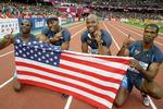 Tyree Washington (nr. to fra v.) ved siden af Jerome Young (briller), der oprindelig fik guldmedaljen for den individuelle 400 meter-titel. Nu er den Washingtons. Arkivfoto. 