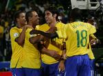 Brasiliens Ramires scorede i opgøret mod Italien og blev omfavnet af  Kaka, Fabiano og Melo. I aften venter USA i Confederations Cup-finalen. 