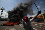 I Honduras hovedstad Tegucigalpa demonstrerer støtter til præsident Manuel Zelaya mod hans afsættelse. 