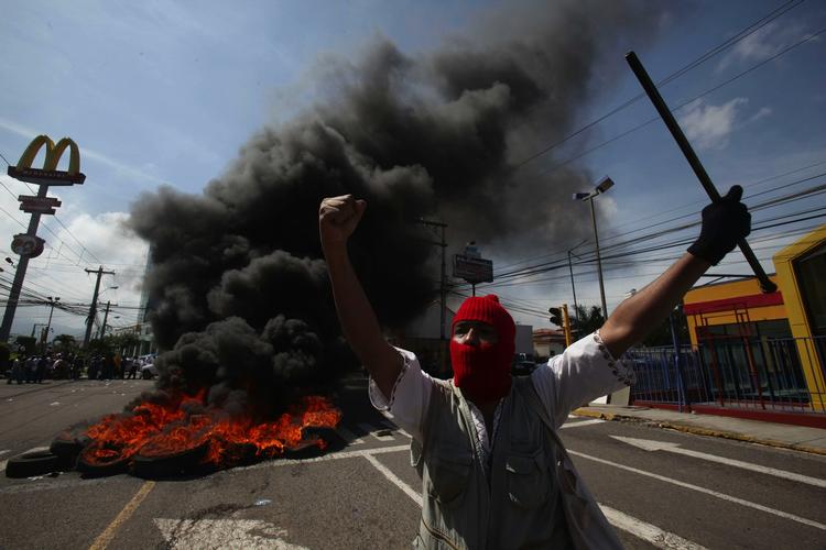 I Honduras hovedstad Tegucigalpa demonstrerer støtter til præsident Manuel Zelaya mod hans afsættelse. 