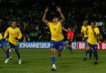 Brasiliens Lucio peger mod himlen, efter han scorede sejrsmålet 3-2. 