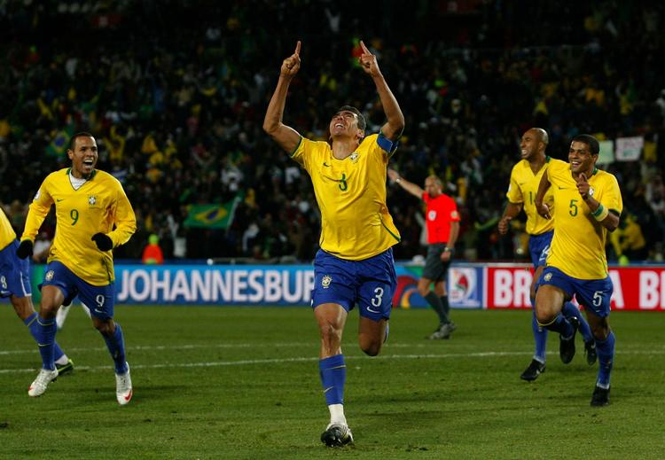 Brasiliens Lucio peger mod himlen, efter han scorede sejrsmålet 3-2. 