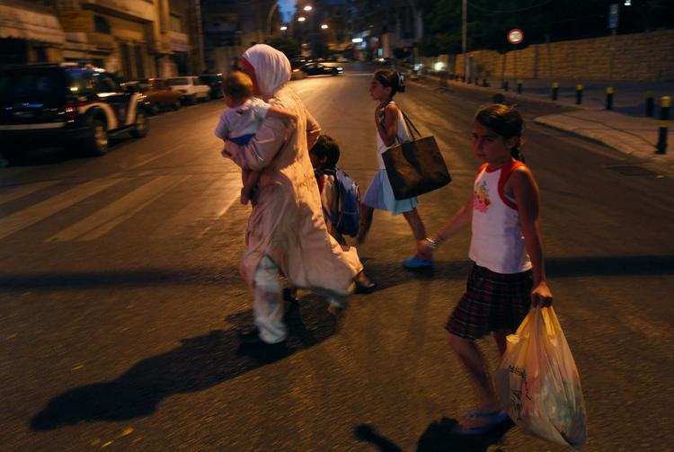 Indbyggerne i Beirut skyndte sig væk fra uroen, da skuddene og eksplosionen begyndte at lyde. 