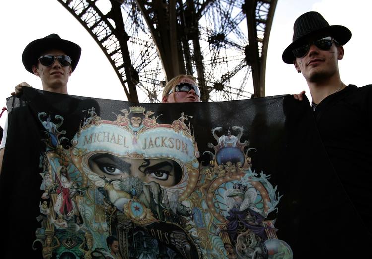Der har været mindehøjtidligheder verden over til ære for Michael Jackson. Her er vi under Eiffeltårnet i Paris. 