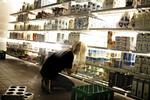 Mie Nielsen er en af de op mod 100.000 unge under 18, der arbejder i en butik. Arbejdstilsynet erkender, at det ikke gør nok for at hjælpe de unge. 