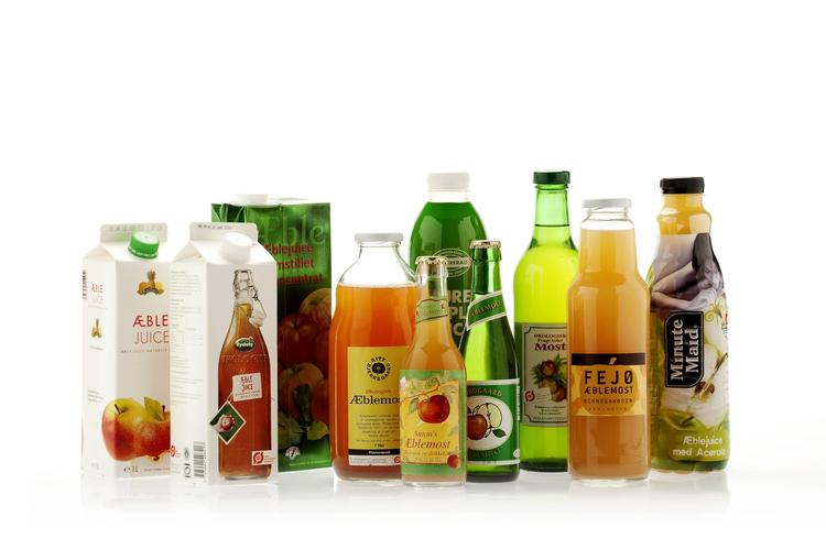 Harboe Pure Apple, bagerts i midten, er smagspanelets favorit sammen med æblejuicen fra Fejø og Ritt Bjerregaards æblemost (tykke flaske i midten) 