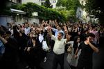 Op mod 3.000 demonstranter var i går på gaden i Irans hovedstad Teheran. Det er den første store demonstration i fire dage. 